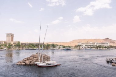 Mısır 'ın yaz aylarını, piramitlerin, Sfenksin büyüleyici görüntüleri ve Aswan' dan Luxor 'a manzaralı bir Nil seyahati ile yaşayın. Kendinizi antik tarihe ve canlı manzaralara daldırın. İkonik Nil sahnelerinin özünü küçük kaplar olarak yakala 
