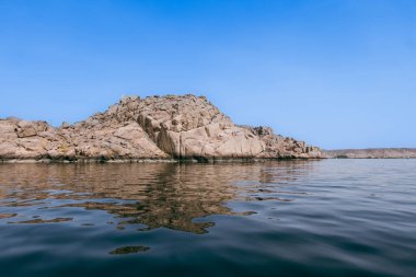 Nil 'in tarihi sularında gezinirken bir deniz macerasının heyecanını yaşayın. Bu görüntü sizi Mısır 'ın derinliklerine götüren yolculuğun cazibesini özetliyor. Seyahat edebiyatı ve sunumlar için mükemmel.