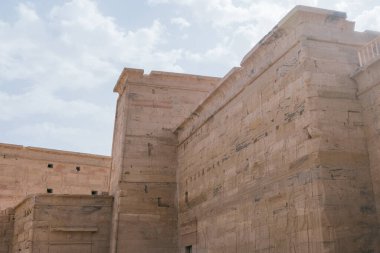 Seni Mısır 'ın geçmişine götüren kutsal bir mabet olan Aswan' daki Bu fotoğraf, bu tarihi taşın özünü yakalar ve seyahat broşürleri, blogları veya kültürüne mükemmel bir katkı sağlar.
