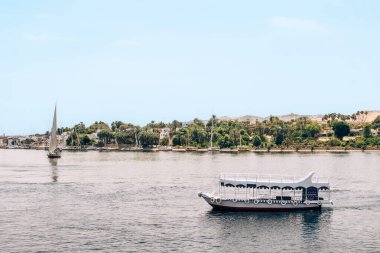 Mısır 'ın yaz aylarını, piramitlerin, Sfenksin büyüleyici görüntüleri ve Aswan' dan Luxor 'a manzaralı bir Nil seyahati ile yaşayın. Kendinizi antik tarihe ve canlı manzaralara daldırın. İkonik Nil sahnelerinin özünü küçük kaplar olarak yakala 