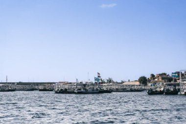 Nil Nehri 'nin ebedi güzelliğine karşı küçük bir limanın kayıklarla dolu olduğu Mısır nehir kıyısındaki bir kasabanın dinginliğini kucaklayın. Bu fotoğraf, Mısır 'ın köylerinin kalbini tanımlayan sükunet cazibesini özetliyor. Bunu iletmek için kullan.