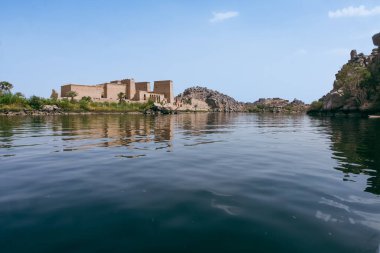 Seni Mısır 'ın geçmişine götüren kutsal bir mabet olan Aswan' daki Bu fotoğraf, bu tarihi taşın özünü yakalar ve seyahat broşürleri, blogları veya kültürüne mükemmel bir katkı sağlar.