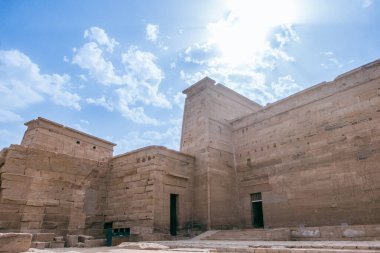 Seni Mısır 'ın geçmişine götüren kutsal bir mabet olan Aswan' daki Bu fotoğraf, bu tarihi taşın özünü yakalar ve seyahat broşürleri, blogları veya kültürüne mükemmel bir katkı sağlar.