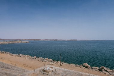 Mısır 'ın modern harikası Aswan Yüksek Barajı' nı keşfedin. Bu baraj, insan yaratıcılığının ve ilerlemesinin kanıtıdır. Bu fotoğraf sizi barajın muazzam boyutunu ve Mısır tarihindeki rolünü takdir etmeye davet ediyor. Etkisini iletmek için kullan.