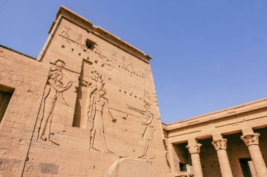 Seni Mısır 'ın geçmişine götüren kutsal bir mabet olan Aswan' daki Bu fotoğraf, bu tarihi taşın özünü yakalar ve seyahat broşürleri, blogları veya kültürüne mükemmel bir katkı sağlar.