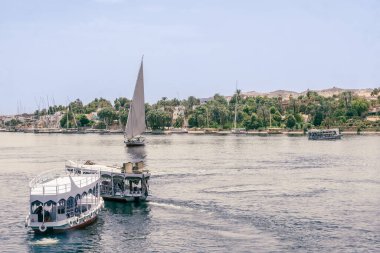 Mısır 'ın yaz aylarını, piramitlerin, Sfenksin büyüleyici görüntüleri ve Aswan' dan Luxor 'a manzaralı bir Nil seyahati ile yaşayın. Kendinizi antik tarihe ve canlı manzaralara daldırın. İkonik Nil sahnelerinin özünü küçük kaplar olarak yakala 