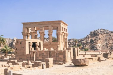 Seni Mısır 'ın geçmişine götüren kutsal bir mabet olan Aswan' daki Bu fotoğraf, bu tarihi taşın özünü yakalar ve seyahat broşürleri, blogları veya kültürüne mükemmel bir katkı sağlar.