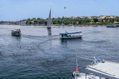 Mısır 'ın yaz aylarını, piramitlerin, Sfenksin büyüleyici görüntüleri ve Aswan' dan Luxor 'a manzaralı bir Nil seyahati ile yaşayın. Kendinizi antik tarihe ve canlı manzaralara daldırın. İkonik Nil sahnelerinin özünü küçük kaplar olarak yakala 