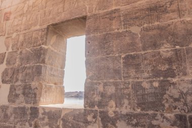 Seni Mısır 'ın geçmişine götüren kutsal bir mabet olan Aswan' daki Bu fotoğraf, bu tarihi taşın özünü yakalar ve seyahat broşürleri, blogları veya kültürüne mükemmel bir katkı sağlar.