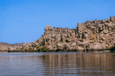 Seni Mısır 'ın geçmişine götüren kutsal bir mabet olan Aswan' daki Bu fotoğraf, bu tarihi taşın özünü yakalar ve seyahat broşürleri, blogları veya kültürüne mükemmel bir katkı sağlar.