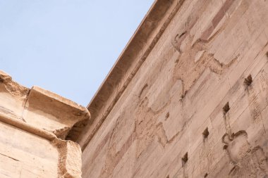 Seni Mısır 'ın geçmişine götüren kutsal bir mabet olan Aswan' daki Bu fotoğraf, bu tarihi taşın özünü yakalar ve seyahat broşürleri, blogları veya kültürüne mükemmel bir katkı sağlar.