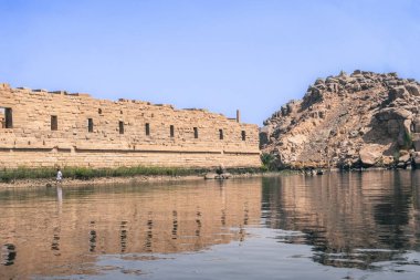 Seni Mısır 'ın geçmişine götüren kutsal bir mabet olan Aswan' daki Bu fotoğraf, bu tarihi taşın özünü yakalar ve seyahat broşürleri, blogları veya kültürüne mükemmel bir katkı sağlar.