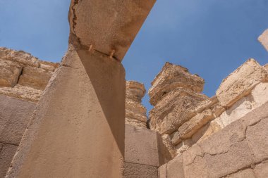 Mısır 'ın yaz aylarını, piramitlerin, Sfenksin büyüleyici görüntüleri ve Aswan' dan Luxor 'a manzaralı bir Nil seyahati ile yaşayın. Kendinizi antik tarihe ve canlı manzaralara daldırın. Zamanda yolculuk ederken, bunun sonsuz harikalarını görürsünüz.