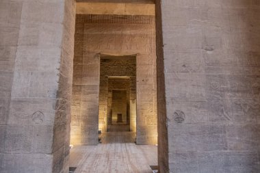 Seni Mısırın geçmişine götüren kutsal bir mabet olan Aswan 'daki Allah' ın tapınağının gizemlerini açığa çıkar. Bu fotoğraf bu tarihi taşın özünü yakalıyor ve onu bir...
