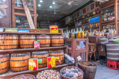 Mısır yaz aylarını, piramitlerin, Sfenksin büyüleyici görüntüleri ve Aswan 'dan Luxor' a manzaralı bir Nil seyahati ile geçirirler. Kendinizi antik tarihe ve canlı manzaralara daldırın. İçeri adım at