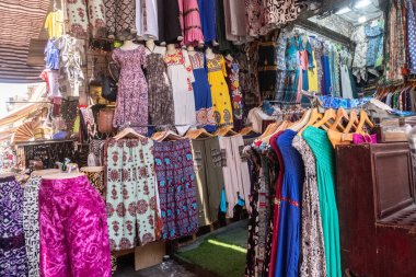 Mısır yaz aylarını, piramitlerin, Sfenksin büyüleyici görüntüleri ve Aswan 'dan Luxor' a manzaralı bir Nil seyahati ile geçirirler. Kendinizi antik tarihe ve canlı manzaralara daldırın. İçeri adım at