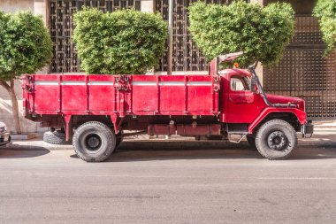 Eski kırmızı bir kamyonla geçmişe dönük zarafetin canlanışına tanık olun. Bu fotoğraf klasik araçların kalıcılığını ve karakterini yakalar, sizi otomobillerin gerçek olduğu bir zamana götürür.