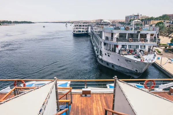 Mısır 'ın yaz aylarını, piramitlerin, Sfenksin büyüleyici görüntüleri ve Aswan' dan Luxor 'a manzaralı bir Nil seyahati ile yaşayın. Kendinizi antik tarihe ve canlı manzaralara daldırın. Lüks bir yolcu gemisinde lüks içinde yelken açmak.