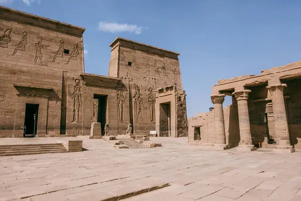 揭开阿斯旺非利士圣殿的神秘面纱 这个神圣的圣地把你带到了埃及历史的中心 这张照片抓住了这一历史性的精华 使它成为旅游小册子 博客或文化的完美补充 — 图库照片
