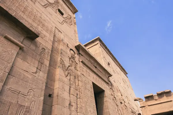 あなたをエジプトの過去の中心に運ぶ神聖な聖域であるアスワンのフィラエ寺院の謎を発見してください この写真は この歴史的な宝石の本質をキャプチャし 旅行パンフレット ブログ またはアラブに最適な追加になります — ストック写真
