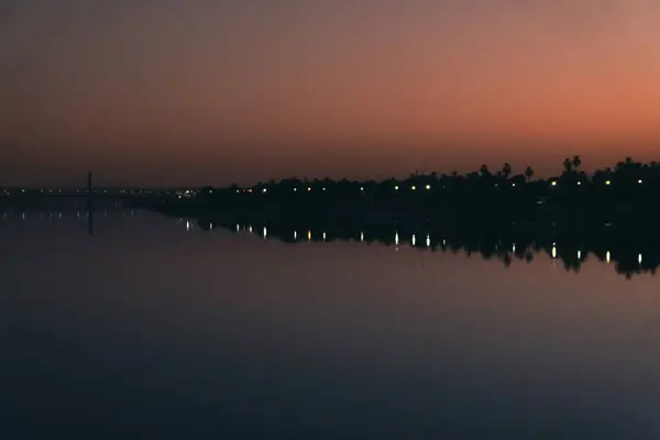 黎明的拥抱 从游轮上升起的宁静的尼罗河日出 高质量的照片可以在尼罗河平静的水面上的埃及日出的宁静中找到幸福 这一切都是从游轮甲板的有利位置上找到的 这个图像封装了T — 图库照片