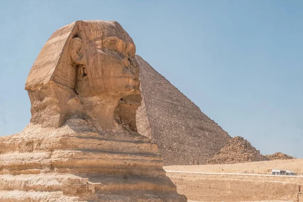 エジプトの古代の秘密の謎の守護者である象徴的なスフィンクスに畏敬の念を抱いてください この写真は 何千年もの歴史を目の当たりにしてきたこの時代を超えた記念碑の威厳と神秘を捉えています 歴史のバフ 旅行者 そして恋人のための理想 — ストック写真