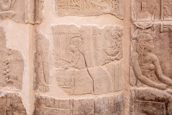 아스완의 필라에 성전의 신비를 당신을 이집트 과거의 중심부로 이동하는 사진은이 — 스톡 사진