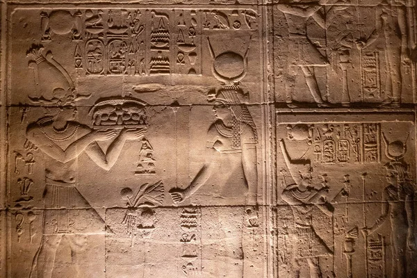 過去のエジプトの中心にあなたを運ぶ神聖な聖域であるアスワンのフィラエ寺院の謎を発見してください この写真は この歴史的な宝石の本質をキャプチャし それを — ストック写真