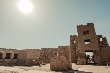 Büyüleyici Luxor Tapınağı 'nı keşfedin. Mısırlıların ebedi mirasına bir vasiyet. Bu fotoğraf tapınakların muhteşem mimarisini sergiliyor, alacakaranlıkta aydınlatılıyor, sıcak, altın bir parıltı yayıyor.