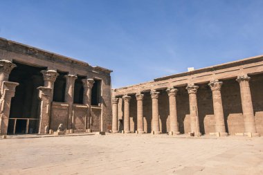 Antik Mısır tapınağının koridorlarında gezinen turistler gibi bu mucizeyi tecrübe edin. Seyahat ve turizm için harika. Mısır yaz cazibesini büyüleyici görüntülerle tecrübe eder.