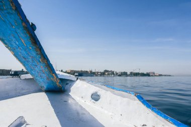 Nil Nehri 'nin sakin sularında yelken açarken kendini Luxor' un güzelliğine bırak. Bu nefes kesici fotoğraf, geleneksel Luxor 'un silueti tarafından çerçevelenmiş hareketli Luxor portunu yakalar.