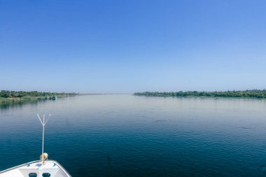 Nil 'in huzurlu sularıyla çevrili görkemli bir yolcu gemisinin görüntüsüyle lüks seyahatin özünü yakalayın. Konfor ve doğal güzelliğin ahenkli bir karışımı bizi bekliyor.