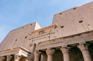 Antik Mısır tapınağının koridorlarında gezinen turistler gibi bu mucizeyi tecrübe edin. Seyahat ve turizm için harika. Mısır yaz cazibesini büyüleyici görüntülerle tecrübe eder.