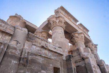 Nil 'deki pitoresk bir adada yer alan antik bir mimari başyapıt Her bir taş ve gravür tanrıların, firavunların ve