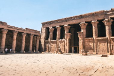Görkemli Antik Mısır Tapınağı. Yaz Gezisi Mısır. Yüksek kalite fotoğraf. Tanımlanamayan bir Mısır tapınağındaki ikonik sütunların karmaşık detaylarını araştırın. Eğitim için mükemmel.