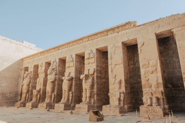 Büyüleyici Luxor Tapınağı 'nı keşfedin. Mısırlıların ebedi mirasına bir vasiyet. Bu fotoğraf tapınakların muhteşem mimarisini sergiliyor, alacakaranlıkta aydınlatılıyor, sıcak, altın bir parıltı yayıyor.