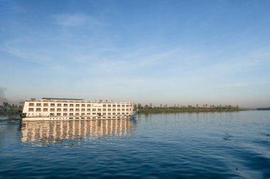 Bu güçlü fotoğraf, modern seyahatin çevresel etkileri hakkında düşüncelere yol açan bir yan fikir olan Nil boyunca sanayi ve eğlence arasındaki katı zıtlığı yakalar. Senin gibi.