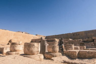 Büyüleyici Luxor Tapınağı 'nı keşfedin. Mısırlıların ebedi mirasına bir vasiyet. Bu fotoğraf tapınakların muhteşem mimarisini sergiliyor, alacakaranlıkta aydınlatılıyor, sıcak, altın bir parıltı yayıyor.