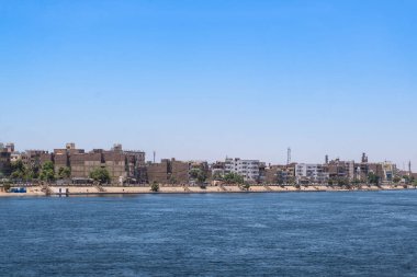 Lüks bir Nil yolcu gemisinden görüldüğü gibi Luxor limanının canlı atmosferini ele alalım. Mısırlıların zengin deniz kültürü ve seyahat merkezlerini sergilemek için harika. Mısır yaz cazibesini tecrübe eder