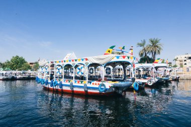 Nil Nehri 'nin sakin sularında yelken açarken kendini Luxor' un güzelliğine bırak. Bu nefes kesici fotoğraf, geleneksel Luxor 'un silueti tarafından çerçevelenmiş hareketli Luxor portunu yakalar.