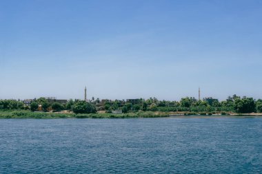 Mısır Gizli Mücevheri: Nil Gezisinden Orman Görüntüleri. Yüksek kalite fotoğraf. Lüks bir Nil Nehri gezisinden gelen bu büyüleyici orman manzarasıyla Mısır 'a doğru bir yolculuğa çıkın. Görülmesi gereken bir şey