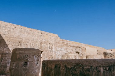 Büyüleyici Luxor Tapınağı 'nı keşfedin. Mısırlıların ebedi mirasına bir vasiyet. Bu fotoğraf tapınakların muhteşem mimarisini sergiliyor, alacakaranlıkta aydınlatılıyor, sıcak, altın bir parıltı yayıyor.