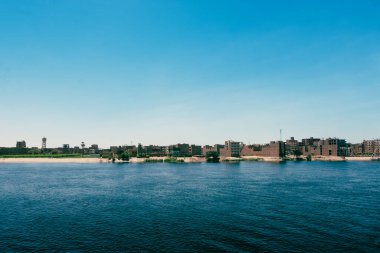 Mısır lüksünü bir Nil yolcu gemisinden Luxor limanının bu çarpıcı manzarasıyla tecrübe edin. Lüks seyahat dergileri ve üst düzey turizm içeriği için ideal. Mısır yaz cazibesini tecrübe eder.