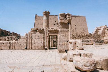 Antik Mısır tapınağının zeminini süsleyen heykelleri ve kalıntıları keşfedin. Arkeoloji ve tarih meraklıları için görülmesi gereken bir yer. Mısır yaz cazibesini büyüleyici görüntülerle tecrübe eder