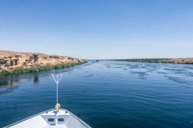 Mısır 'daki Nil Nehri' nde dolaşırken büyüleyici ormanın panoramik görüntülerini yakalayın. Bu ikonik su yolunun doğal güzelliğini göstermek için mükemmel. Mısır yaz cazibesini tecrübe eder.