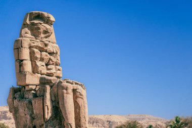 Karşınızda, sabah ışığında gururla ayakta duran Memnon 'lu hayranlık uyandıran Colossi. Firavun Amenhotep III 'ün bu devasa ikiz heykelleri 3400 yılı aşkın süredir Theban Mezarlığı' nı koruyor.