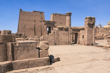 Antik Mısır tapınağının zeminini süsleyen heykelleri ve kalıntıları keşfedin. Arkeoloji ve tarih meraklıları için görülmesi gereken bir yer. Mısır yaz cazibesini büyüleyici görüntülerle tecrübe eder