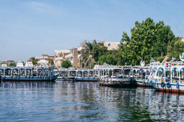 Nil Nehri 'nin sakin sularında yelken açarken kendini Luxor' un güzelliğine bırak. Bu nefes kesici fotoğraf, geleneksel Luxor 'un silueti tarafından çerçevelenmiş hareketli Luxor portunu yakalar.