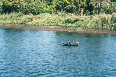 Mısır Gizli Mücevheri: Nil Gezisinden Orman Görüntüleri. Yüksek kalite fotoğraf. Lüks bir Nil Nehri gezisinden gelen bu büyüleyici orman manzarasıyla Mısır 'a doğru bir yolculuğa çıkın. Görülmesi gereken bir şey