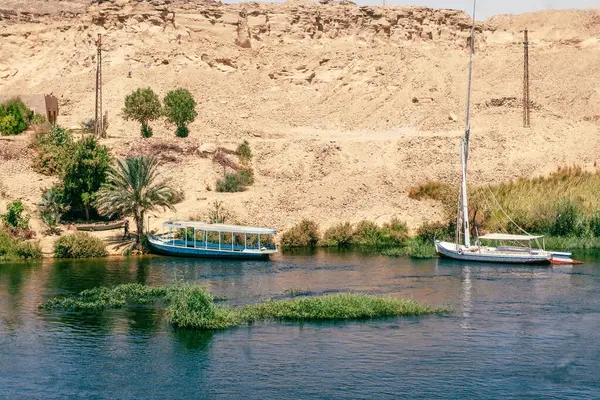 Mısır yaz aylarını, piramitlerin, Sfenksin büyüleyici görüntüleri ve Aswan 'dan Luxor' a manzaralı bir Nil seyahati ile geçirirler. Kendinizi antik tarihe ve canlı manzaralara daldırın. Hayran kaldım.